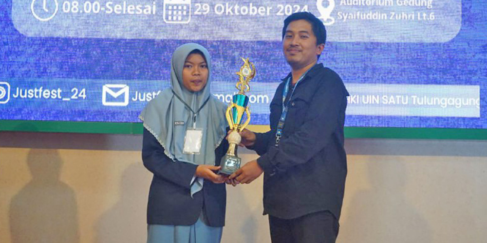 Lailatus Saidiyah, siswa MAN 2 Tuban saat menerima penghargaan dalam kompetisi yang dia ikuti.