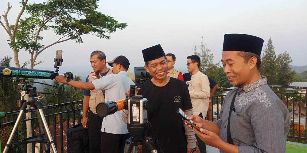 Tim BHR Kemenag Tuban melakukan pengamatan bulan di Menara Banyuurip, Kecamatan Senori pada penetapan awal Ramadan tahun lalu.