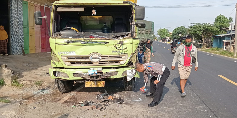 Petugas Satlantas Polres Tuban melakukan olah TKP kecelakaan yang melibatkan truk trailer di Jalan Tuban-Bancar pada 17 Februari lalu.
