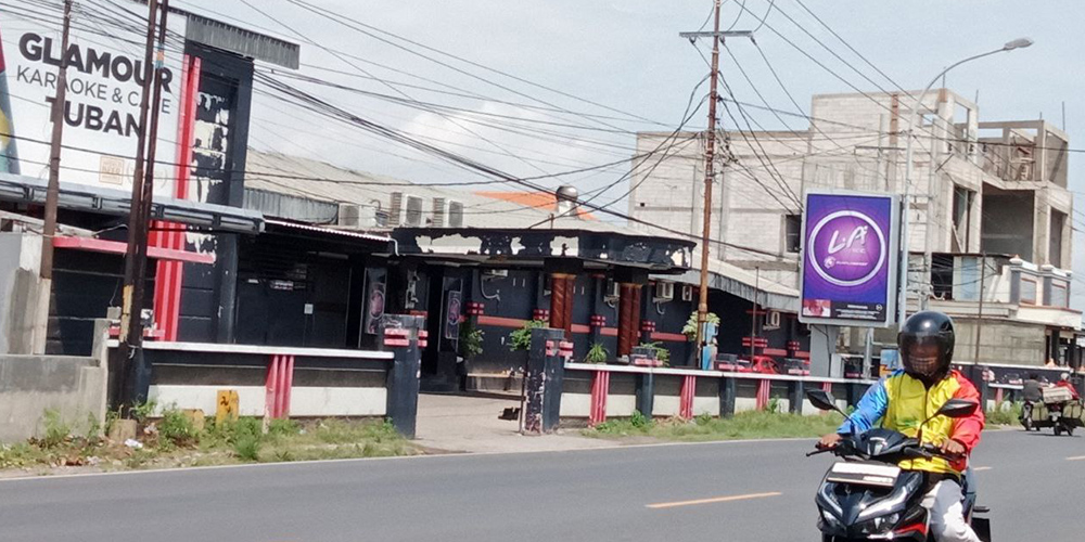 Salah satu tempat hiburan malam yang terletak di Jalan Tuban-Semarang. Selama Ramadan wajib tutup.
