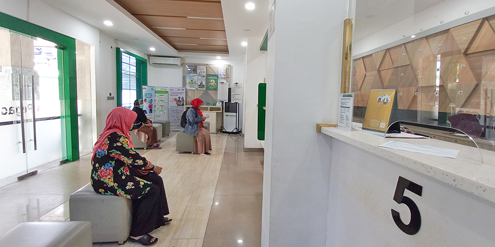 Antrean nasabah di kantor Pegadaian Cabang Tuban yang hendak menggadaikan barangnya. Rata-rata untuk memenuhi kebutuhan selama Ramadan.