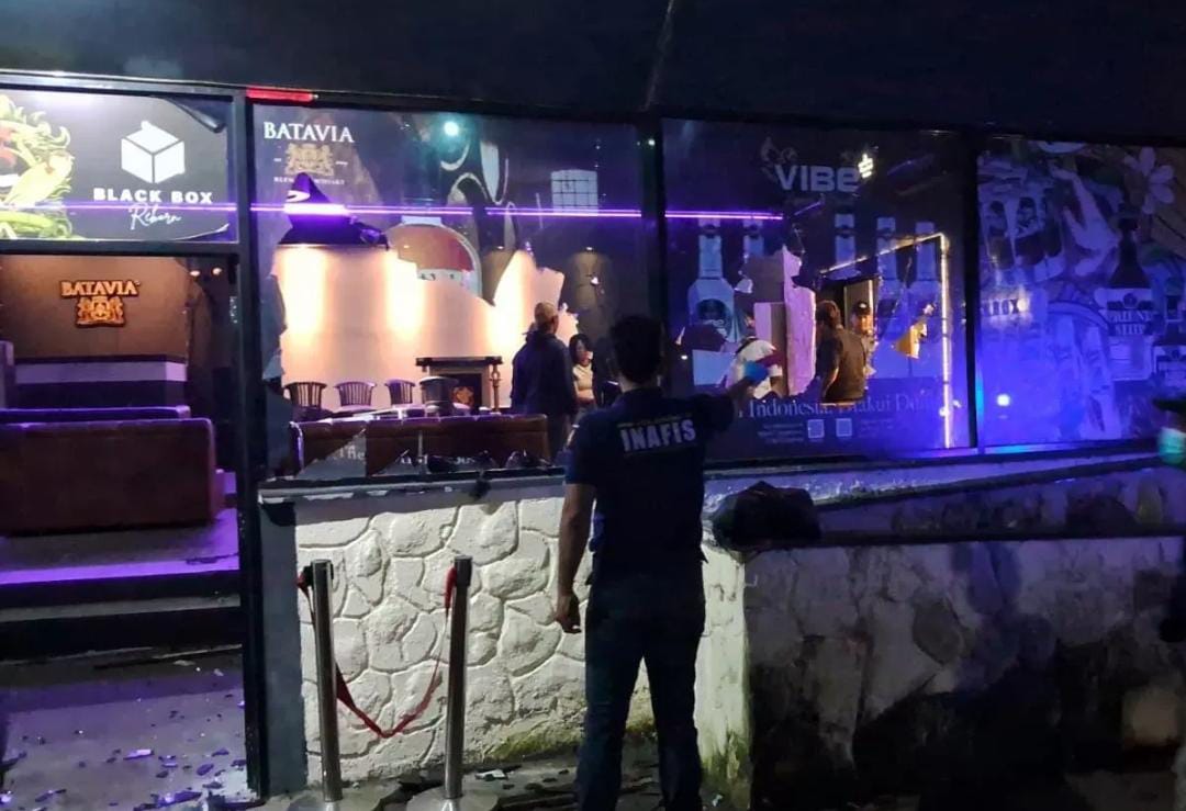 Seorang pria kobam dan hancurkan jendela cafe gunakan parang