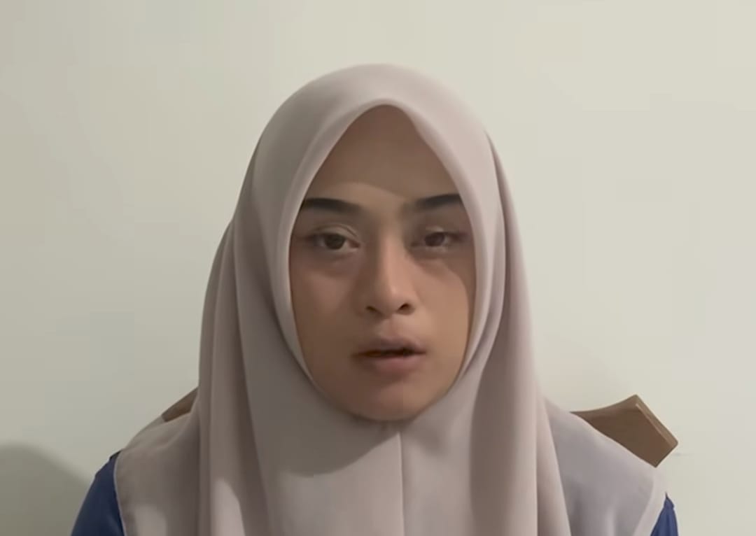 Bu Guru Salsa saat memberi klarifikasi soal video tanpa busana yang sempat viral.