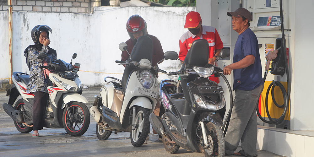 Petugas SPBU swasta di Desa Bejagung, Kecamatan Semanding saat mengisi BBM.