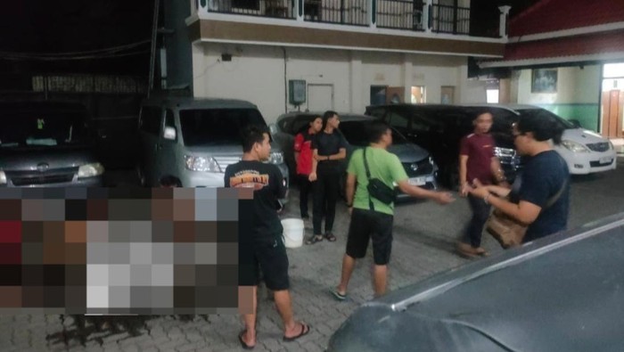 Situasi saat petugas datang ke lokasi WN China yang melompat dari lantai dua Hotel Ratna, Tuban.