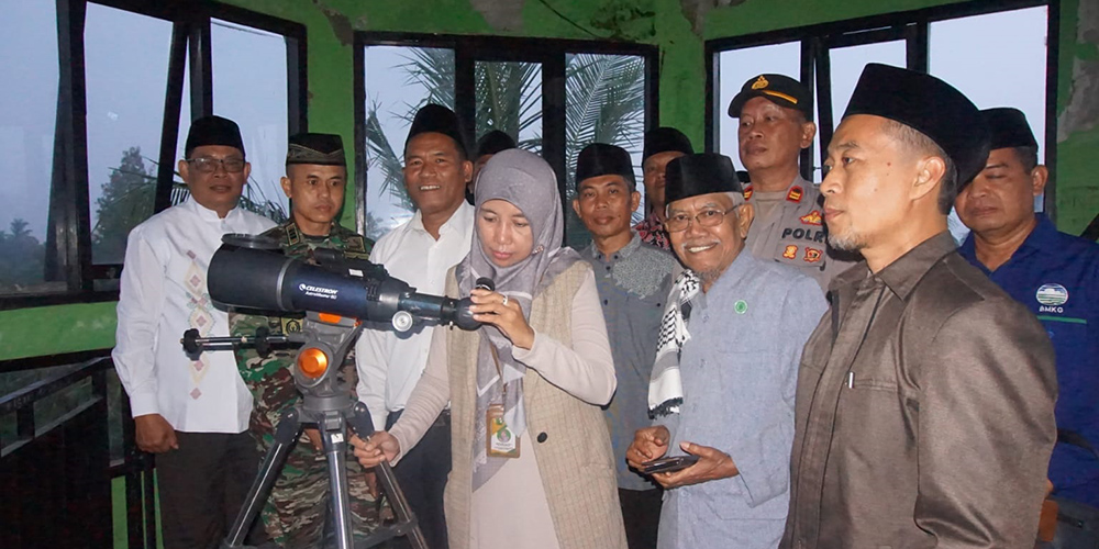 Kepala Kemenag Tuban Umi Kulsum beserta jajaran saat melakukan rukyatul hilal di Menara Banyuurip, Kecamatan Senori, Jumat (28/2).