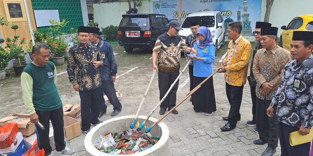 epala Kemenag Tuban Umi Kulsum beserta jajaran dan Kabag Kesra Joko Purnomo menunjukkan buku nikah yang sudah tidak lagi berlaku, Jumat (28/2).