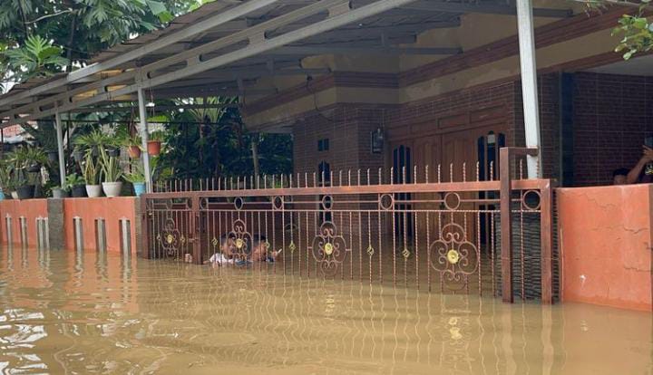 Sawangan, Depok alami banjir akibat hujan deras dan tanggul kali pesanggarahan jebol