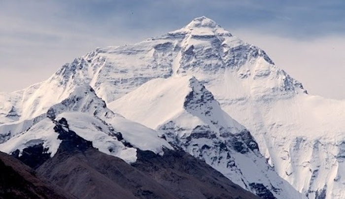 Gunung Cartenz Papua, salah satu gunung ekstrem di Indonesia.