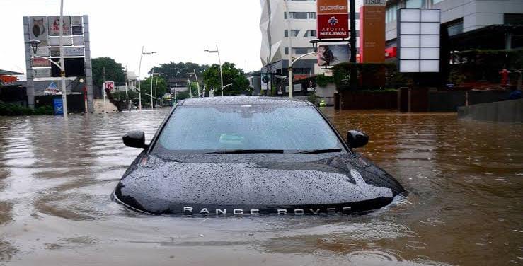 Cara atasi mobil yang terendam banjir agar tetap aman