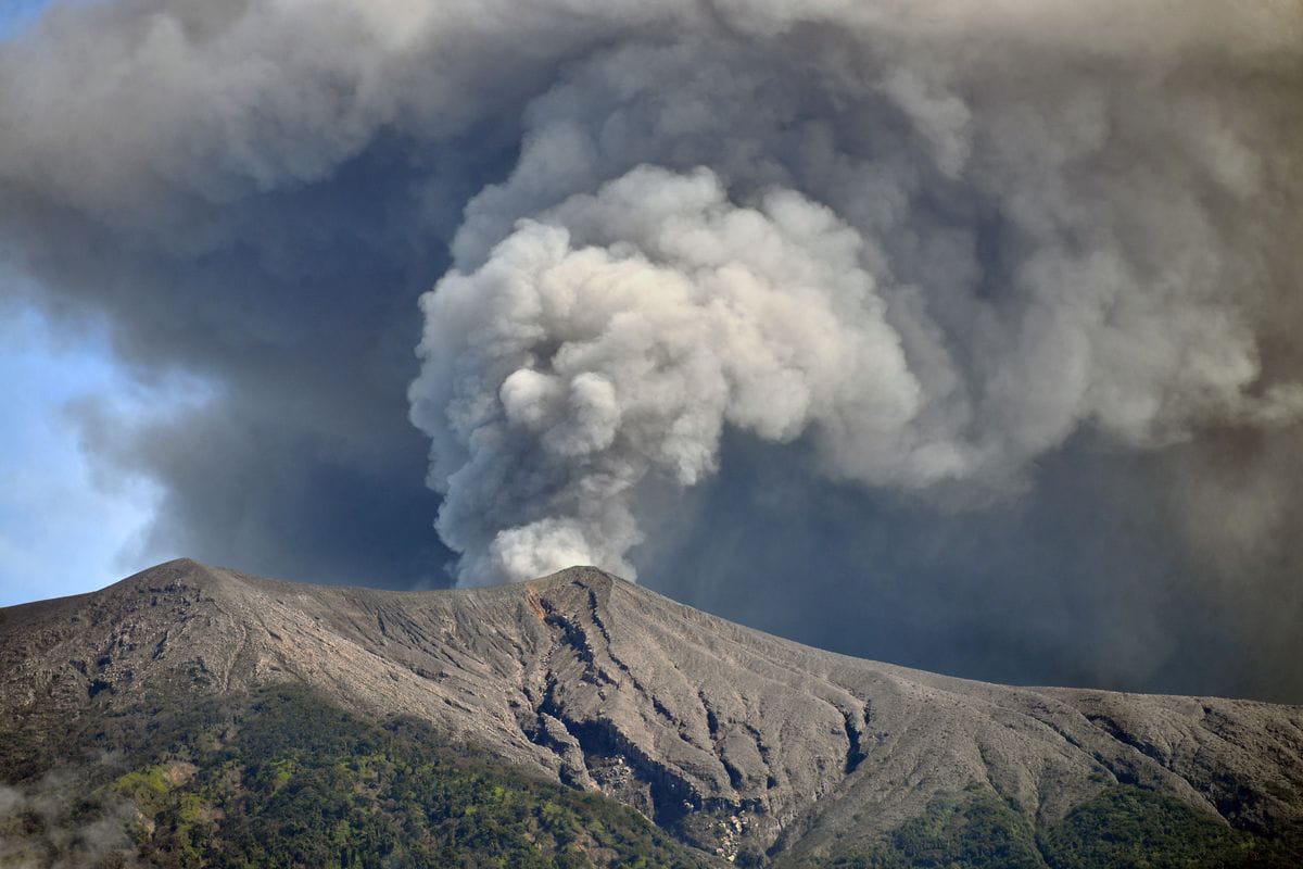 Gunung Merapi erupsi.