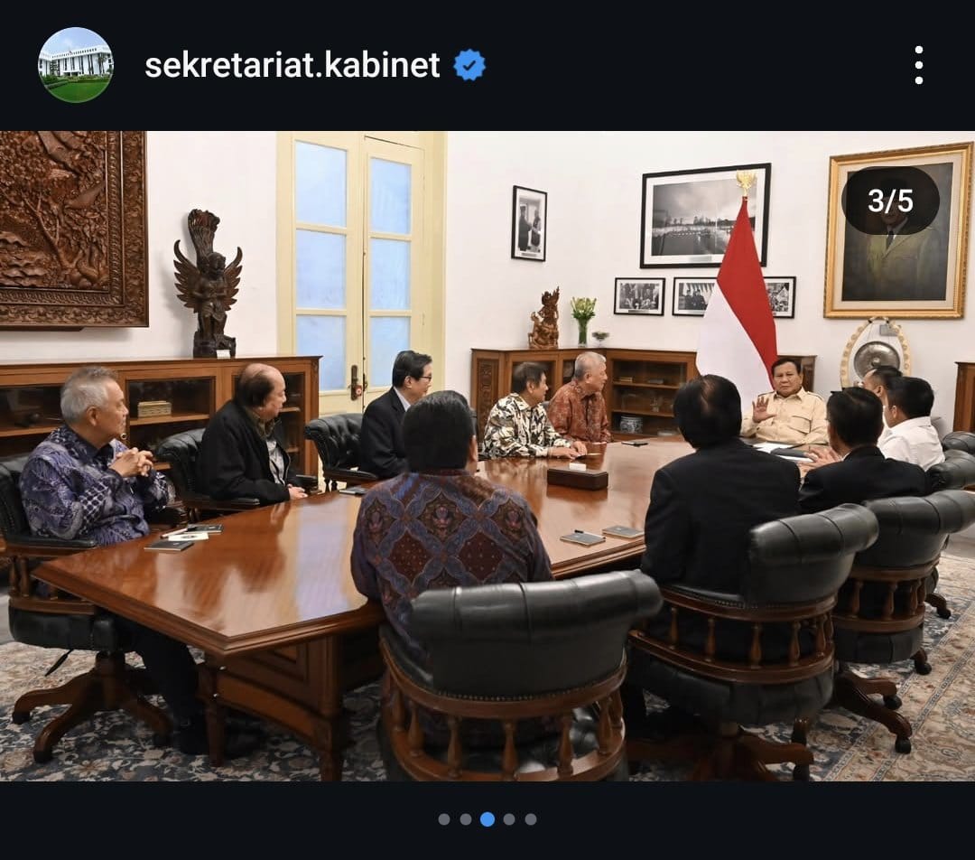 Momen 8 naga saat ngobrol bersama Prabowo Subianto di Istana Kepresidenan, diunggah akun sekretariat kabinet.