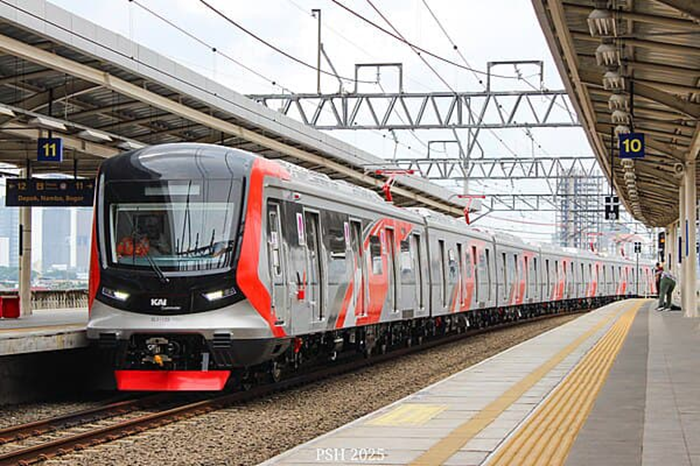 KAI Commuter lakukan uji coba KRL yang diimpor dari China
