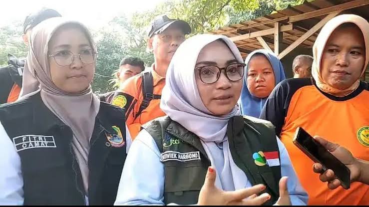 Istri Wali Kota Bekasi, Wiwiek Hargono.
