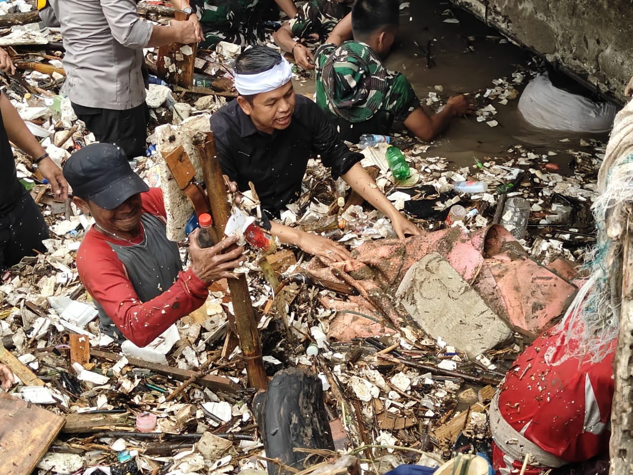 Foto Gubernur Jawa Barat Dedi Mulyadi saat terjun di sungai yang diunggah di X.