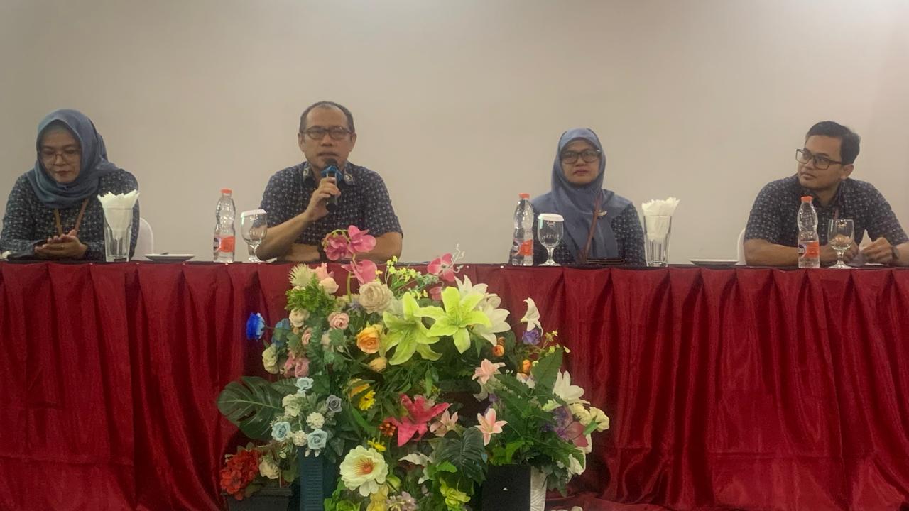 Kepala BPJS Kesehatan Cabang Bojonegoro Sisri Sembodo didampingi stafnya pada Media Gathering di salah satu hotel di Tuban, Selasa (11/3).
