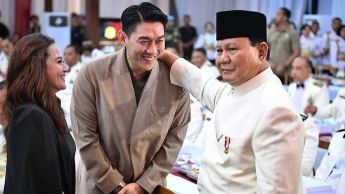 Ifan Seventeen saat bersama Prabowo Subianto.