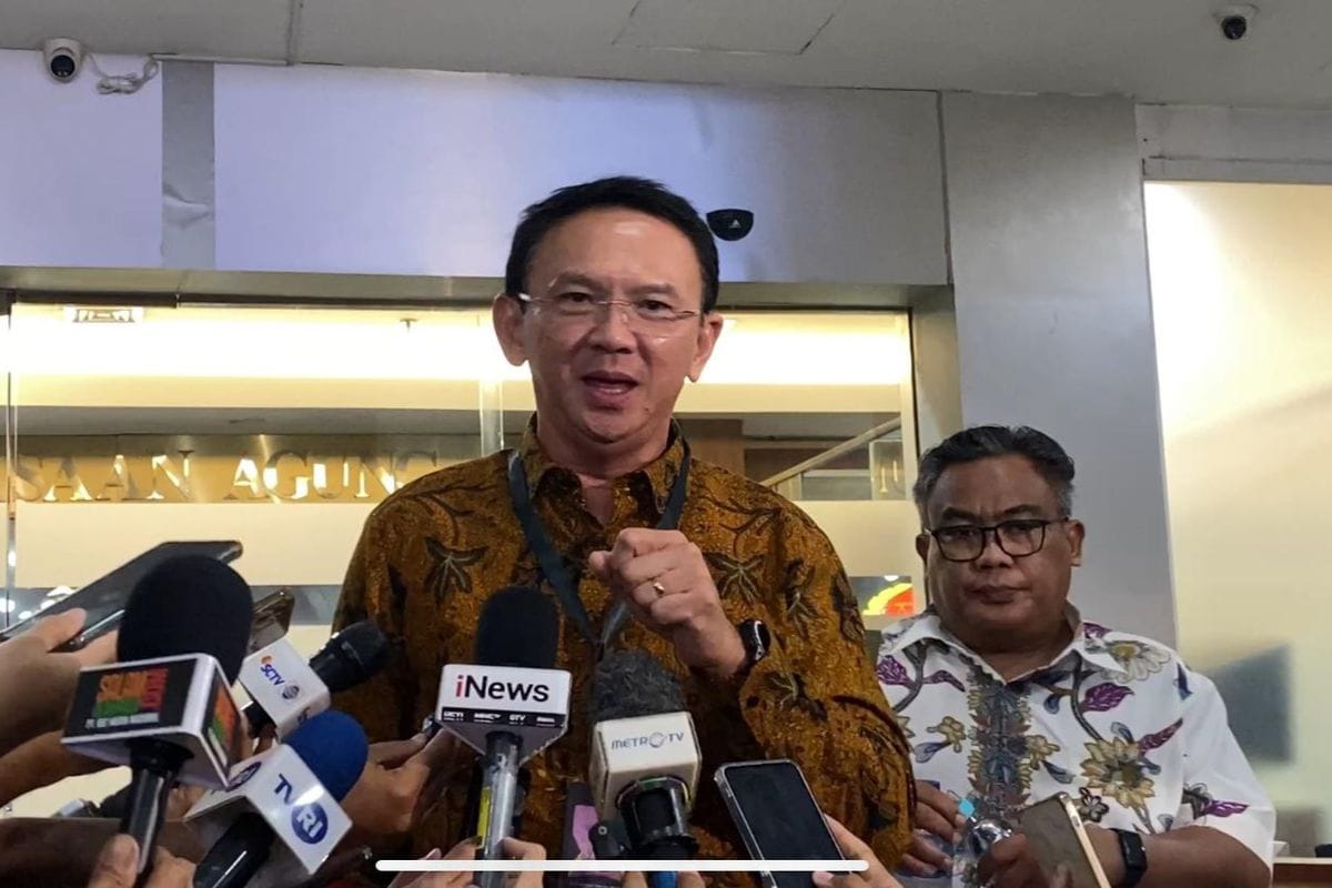 Ahok usai jalani pemeriksaan sebagai saksi atas dugaan korupsi pengelolaan minyak mentah