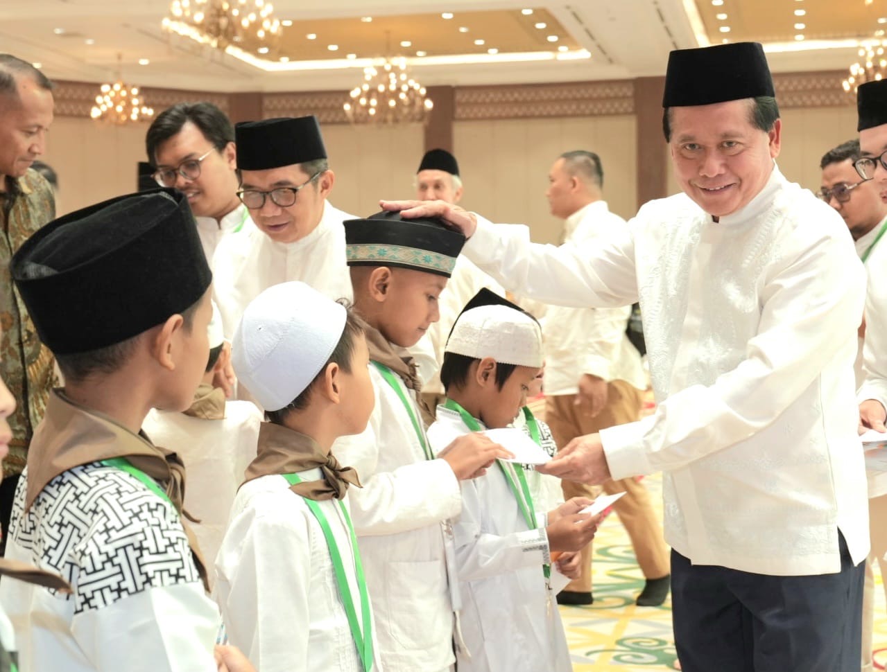 Direktur Utama BSI Hery Gunardi  saat memberikan santunan kepada anak-anak yatim di JCC Senayan Jakarta, Jumat (14/03).