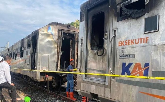 Kondisi gerbong kereta api setelah dibakar.