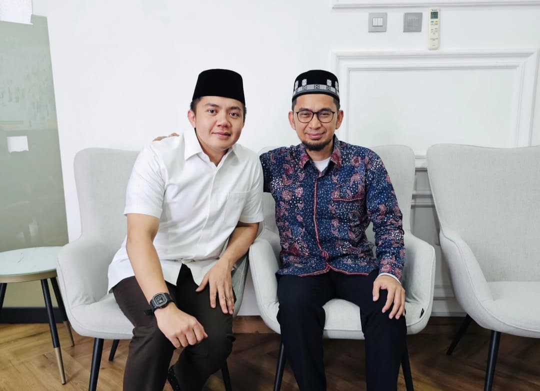 Seskab Teddy Indra Wijaya dapat hadiah peci dari UAH
