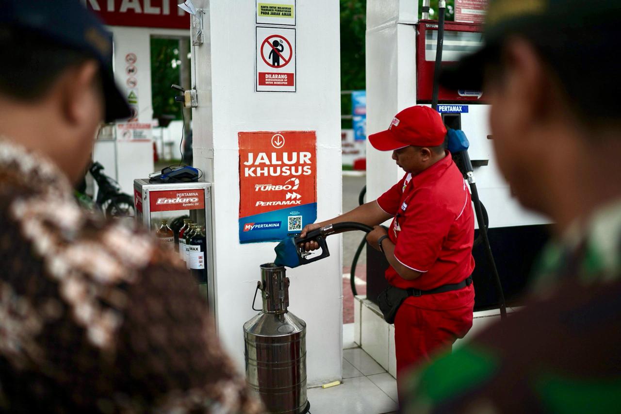 Pertamina Patra Niaga Jatimbalinus bersama jajaran stakeholder Pemerintah Kabupaten Banyuwangi pastikan BBM sesuai spesifikasi