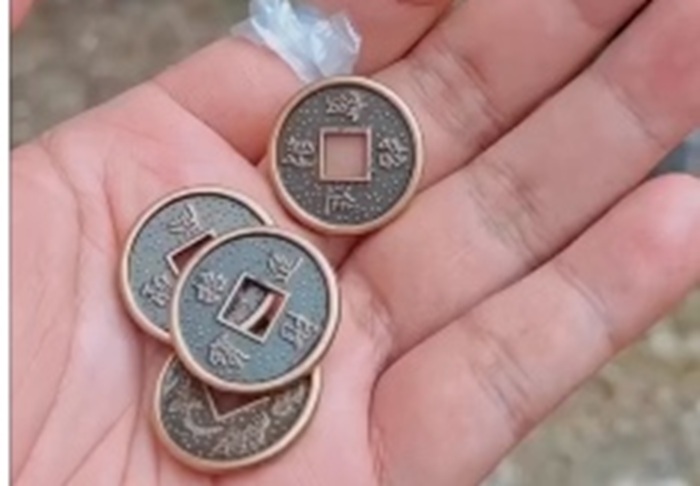 Koin yang digunakan untuk belanja di Pasar Kawak.