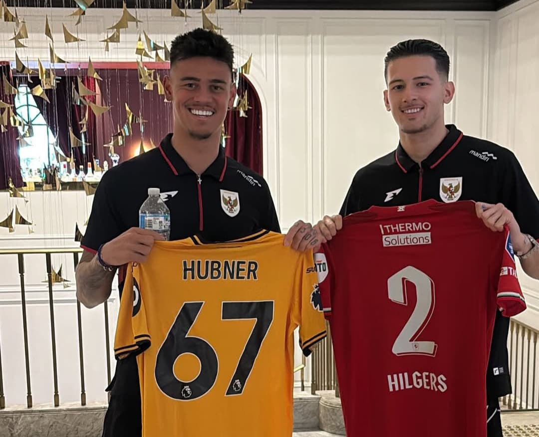 Mees Hilgers dan Justin Hubner tukar jersey jelang pertaningan Indonesia vs Australia