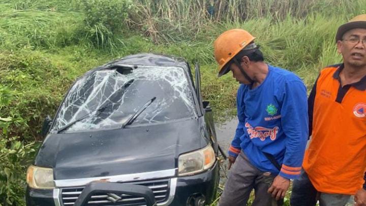 Mobil terlempar saat angin puting beliung
