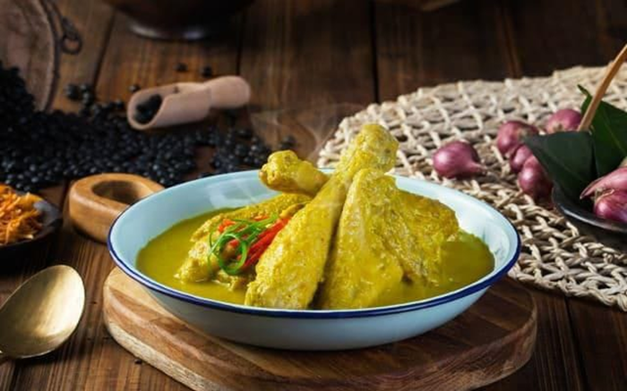 Opor ayam, salah satu makanan khas lebaran