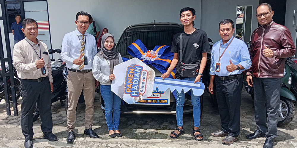 BAHAGIA: Penyerahan hadiah utama Simpedes periode kedua 2024 kepada nasabah asal Desa Dawung, Kecamatan Palang.