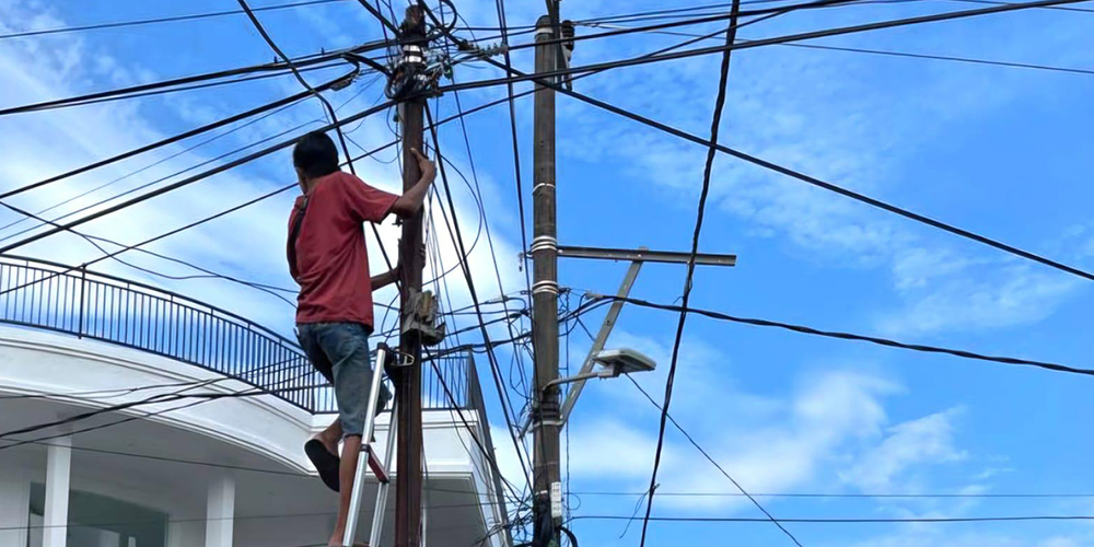SEMRAWUT: Salah satu titik kabel Telkom yang banyak bergelantungan membuat pemandangan jadi kurang bagus.