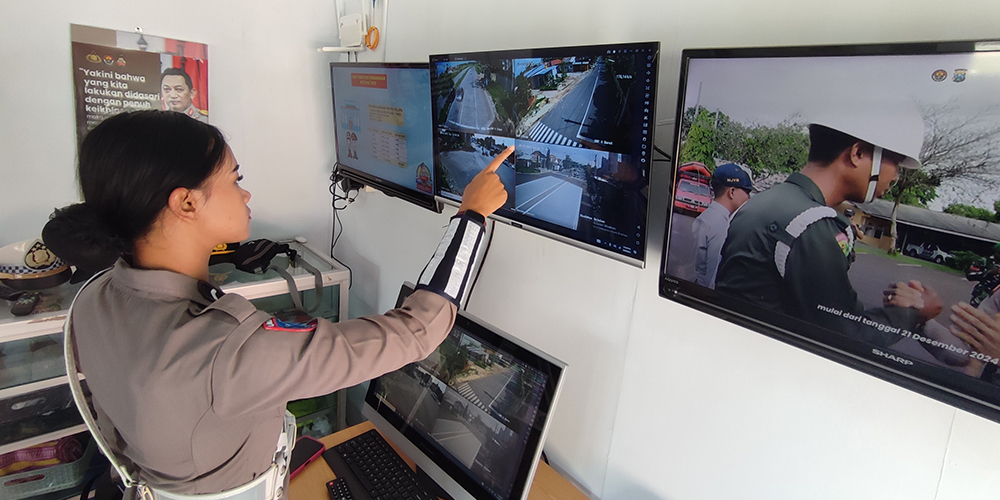 DETAIL: Petugas Satlantas Polres Tuban mengawasi pemudik dari CCTV yang ada di Pos Pelayanan Alun-Alun Tuban.
