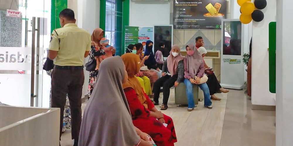 Antrean gadai di Pegadaian Tuban yang sangat padat menjelang hari raya Idul Fitri.