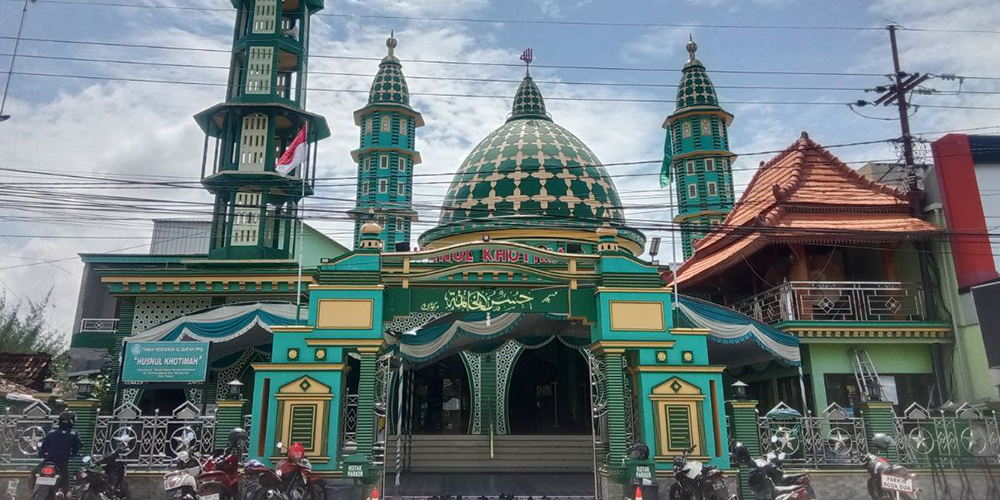 MENARIK: Masjid Husnul Khotimah, Desa Sambonggede, Kecamatan Merakurak.