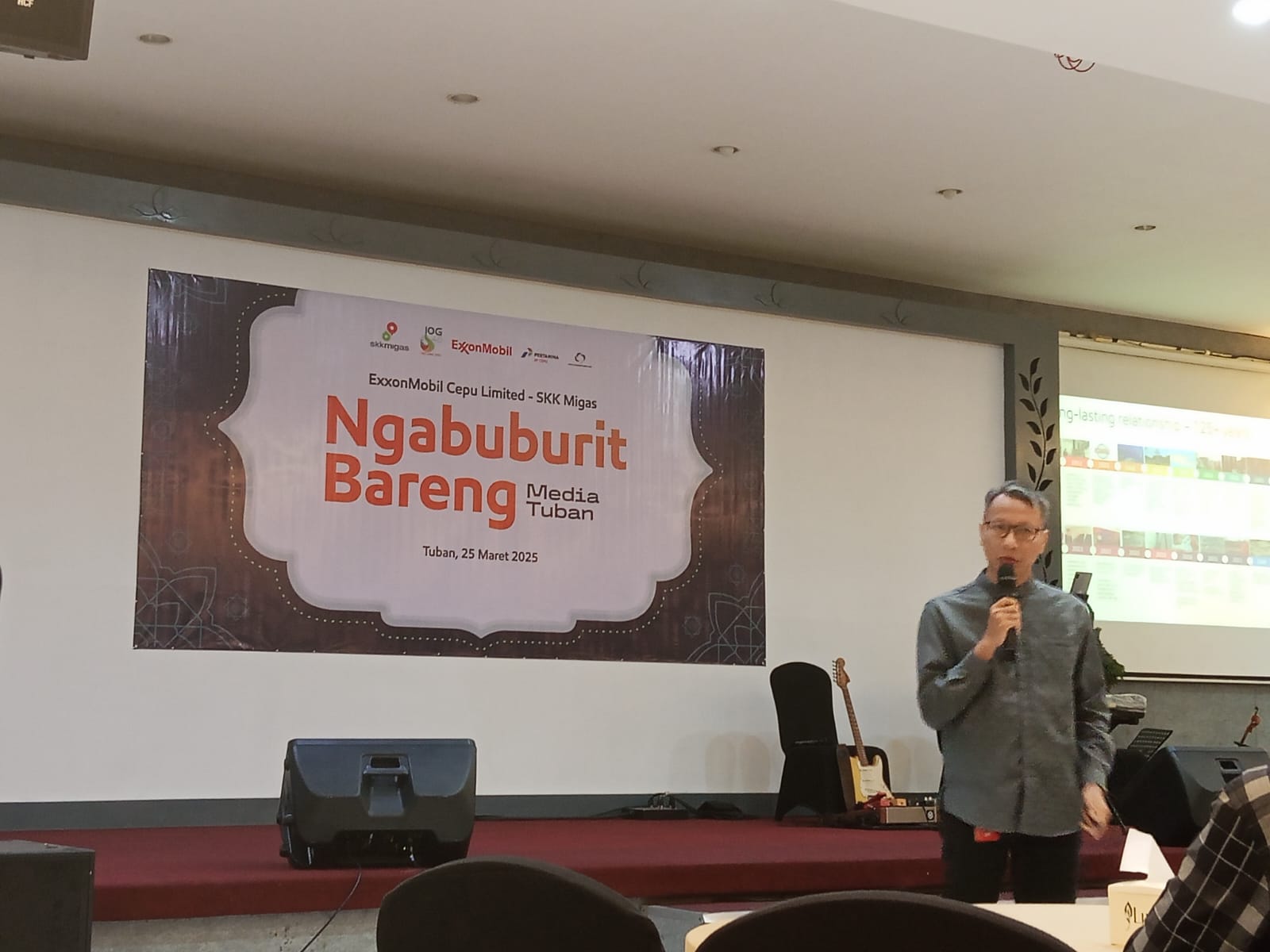 Etang, perwakilan EMCL menjelaskan tentang eksplorasi Lapangan Banyuurip.