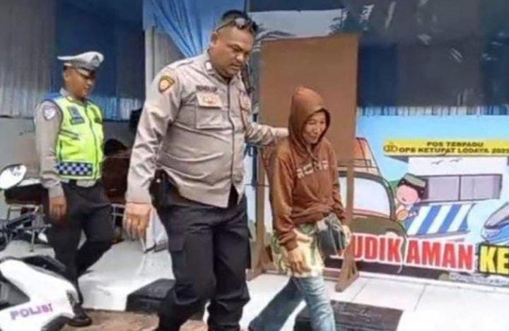Seorang penumpang yang ditinggal bus yang ditumpanginya di Kabupaten Majalengka.