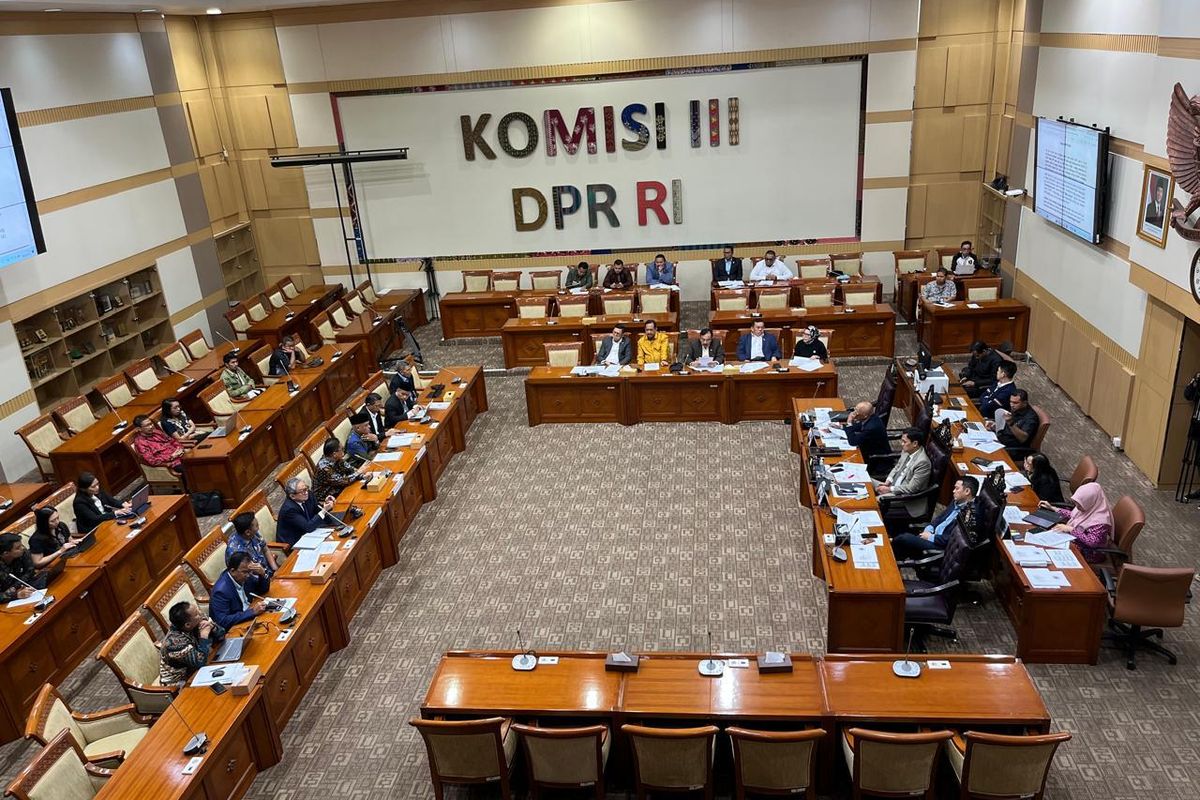 Komisi III DPR RI yang sedang menyiapkan RUU KUHAP dengan sejumlah pasal yang kontrovefsi.