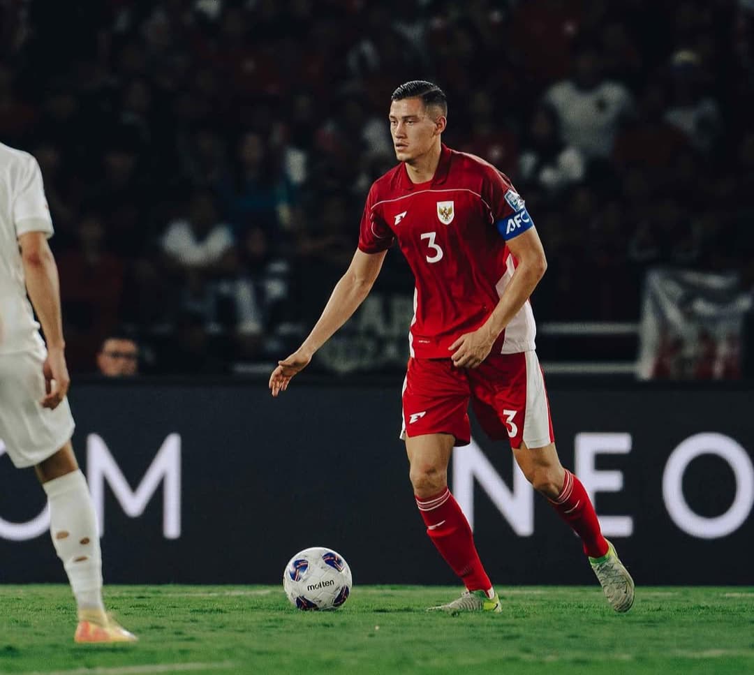 Jay Idzes, kapten Timnas Indonesia yang berhasil tampil gemilang saat laga lawan Bahrain.