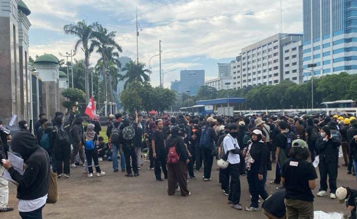 Aksi masyarakat dan mahasiswa gunakan pakaian serba hitam untuk tolak UU TNI