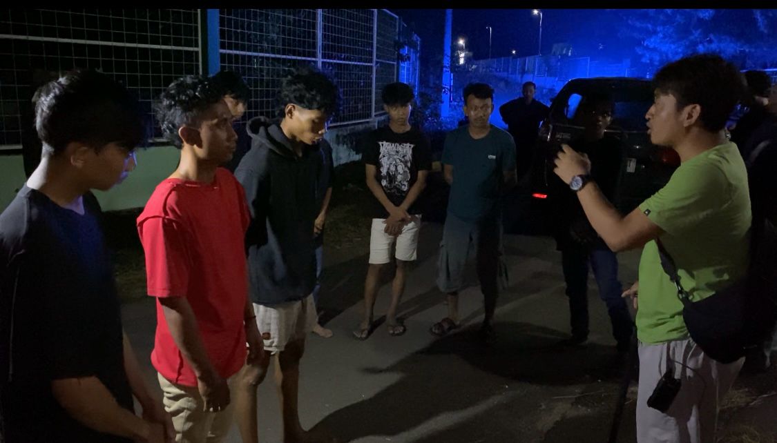 BUKAN GENERASI EMAS: Belasan remaja diamankan polisi saat hendak tawuran menjalang waktu sahur di Jalan Cemoro Sewu, Kelurahan Sukolilo
