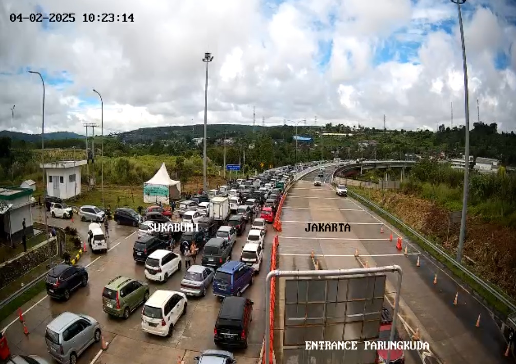 Exit tol Bocimi yang macet parah dipantau dari kamera CCTV.