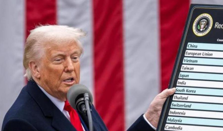 Presiden Donald Trump saat mengumumkan tarif impor baru, pada Rabu (2/4).