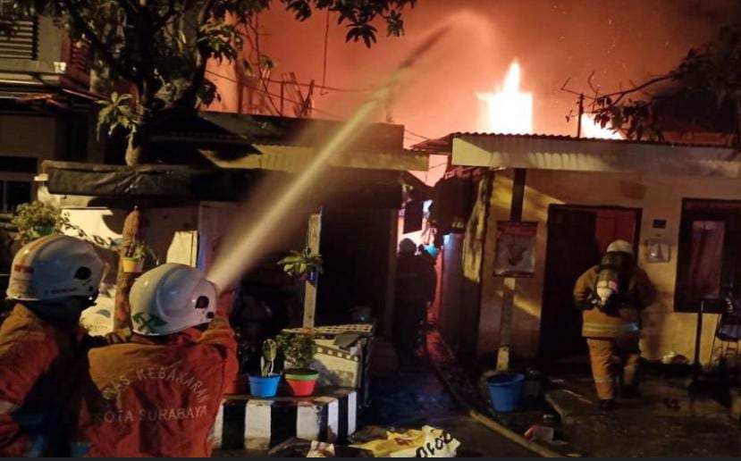 Ilustrasi pemadaman 10 kamar kos di Surabaya yang terbakar.