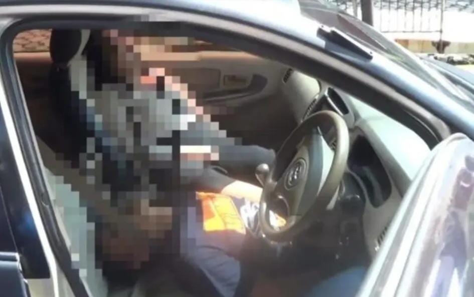 Seorang pria dan perempuan meninggal misterius di dalam mobil di Surabaya.