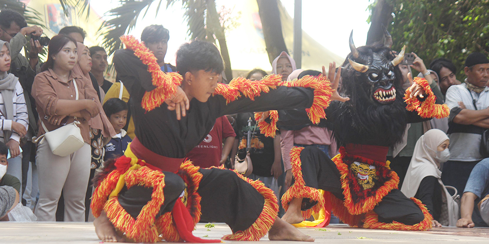 Pertunjukan kesenian Thak-thakan dalam upaya menarik wisatawan dan melestarikan budaya asli khas Tuban dalam festivel Wisata Pulang Kampung di Pantai Boom, Kamis (3/4).