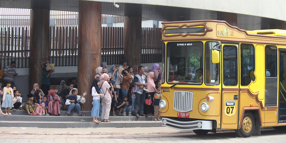 Warga sedang antre untuk naik transportasi Si Mas Ganteng yang disediakan gratis oleh Pemkab Tuban sembari mengelilingi kota Tuban dan menikmati wahana rekerasi ruang publik tengah kota.