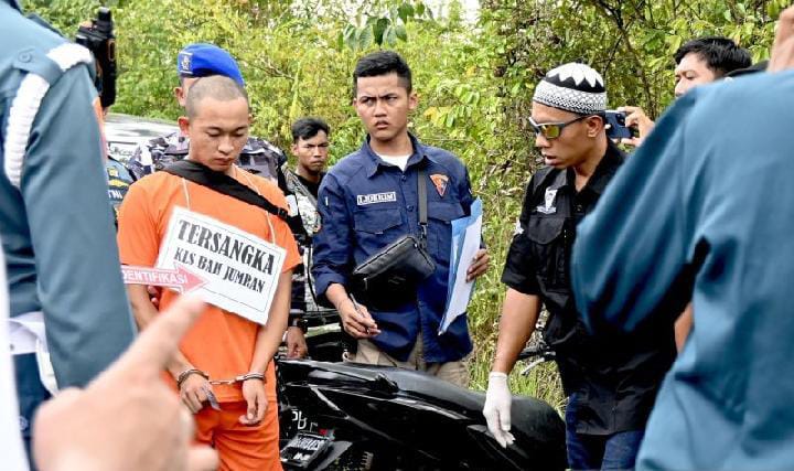 Rekonstruksi pembunuhan jurnalis di Banjarmasin oleh anggota TNI AL.