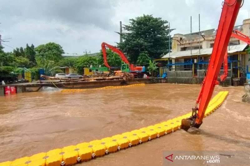 Pintu air Sunter Hulu yang mulai menunjukkan kenaikan tinggi muka air.