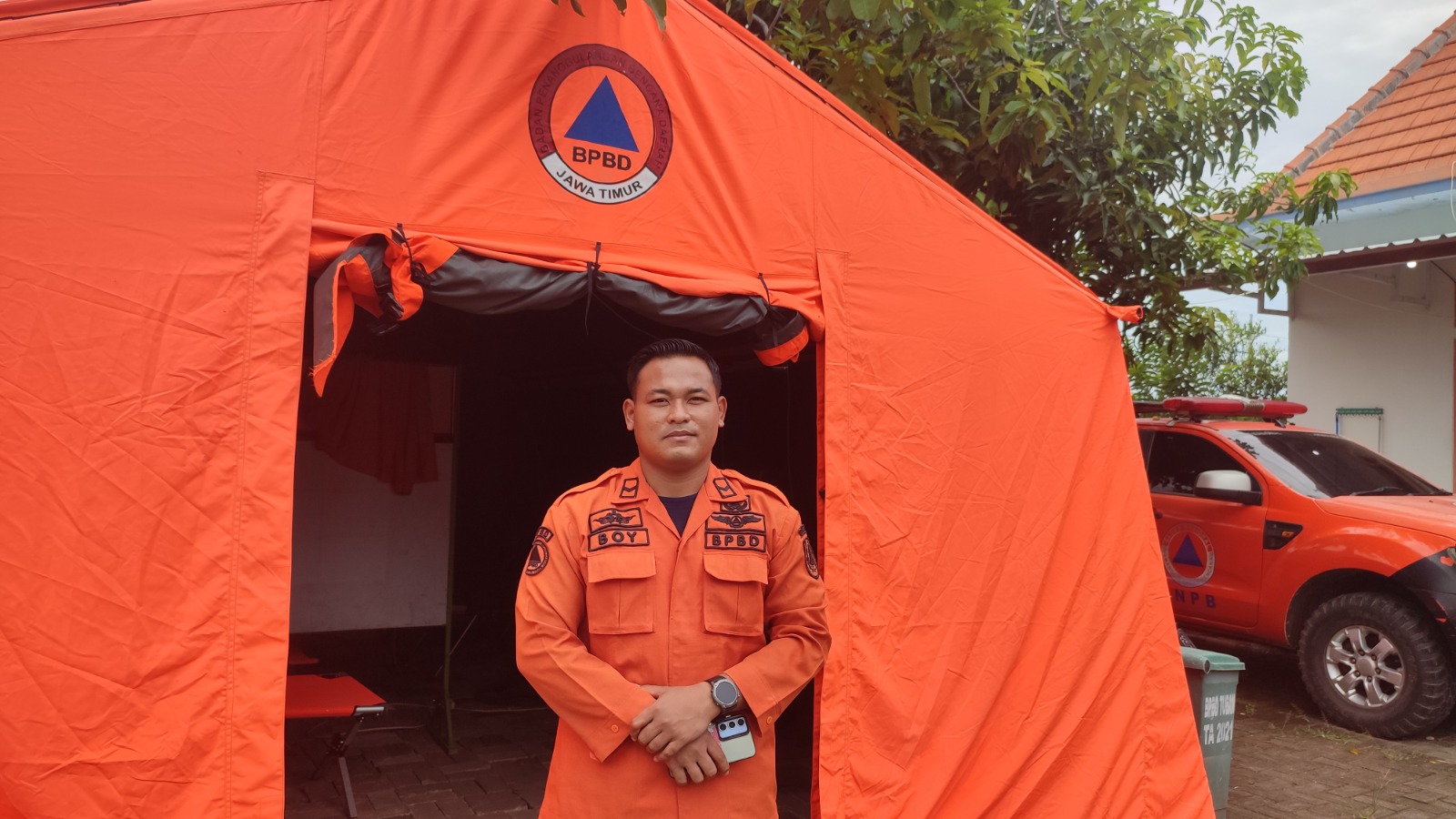 Dia adalah Bobi Kalimanjaro, personel BPBD Tuban yang tetap tugas saat libur lebaran Idul Fitri.